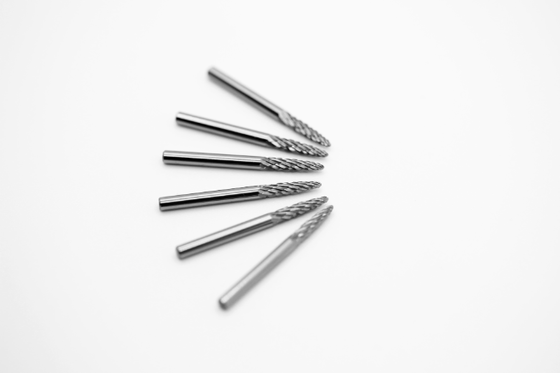Qualité Burr rotatif à carbure solide SF-43, diamètre de 1/8 de pouce, en forme d'arbre avec extrémité pointue, double coupe pour l'acier Usine